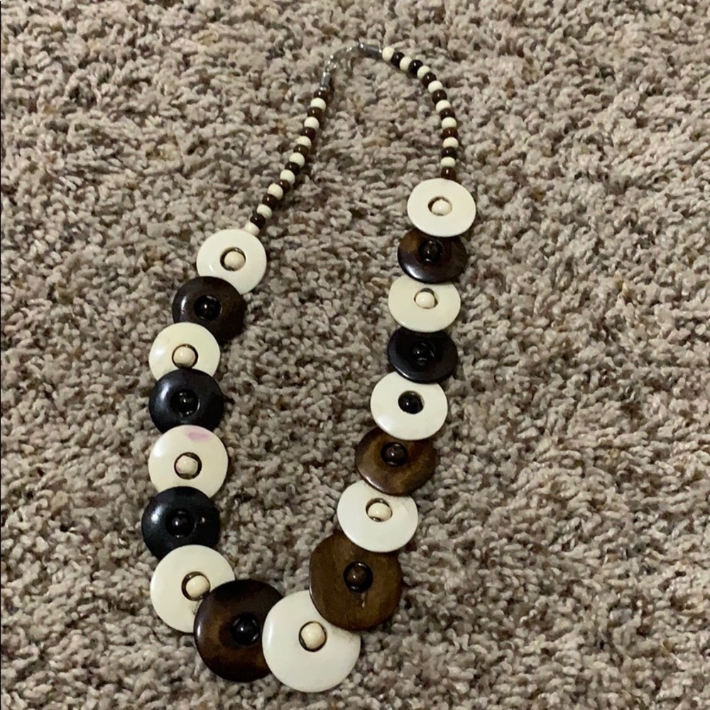 Classic color of cream and brown necklace.